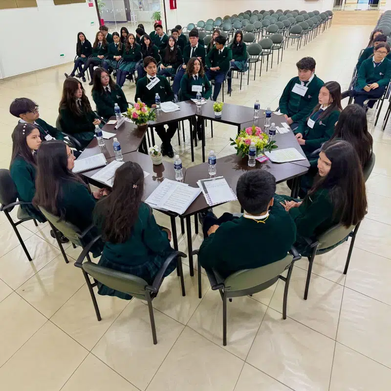 Estudiantes obteniendo certificación internacional Cambridge en Indoamérica Ambato