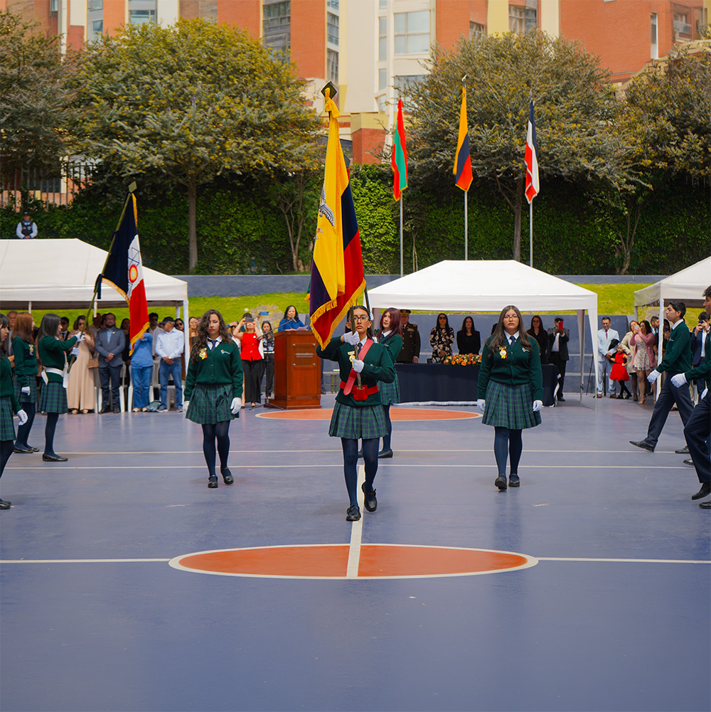 estudiantes en juramento a la bandera IUEB 2026